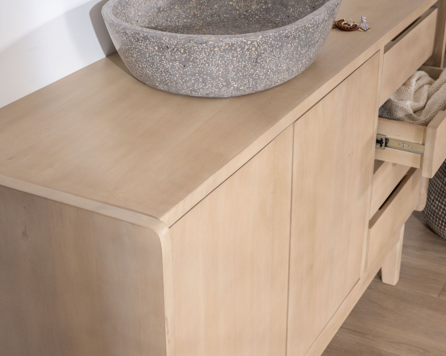 Meuble sous vasque 140 cm en manguier blanchi avec portes et tiroirs "Kahiko"