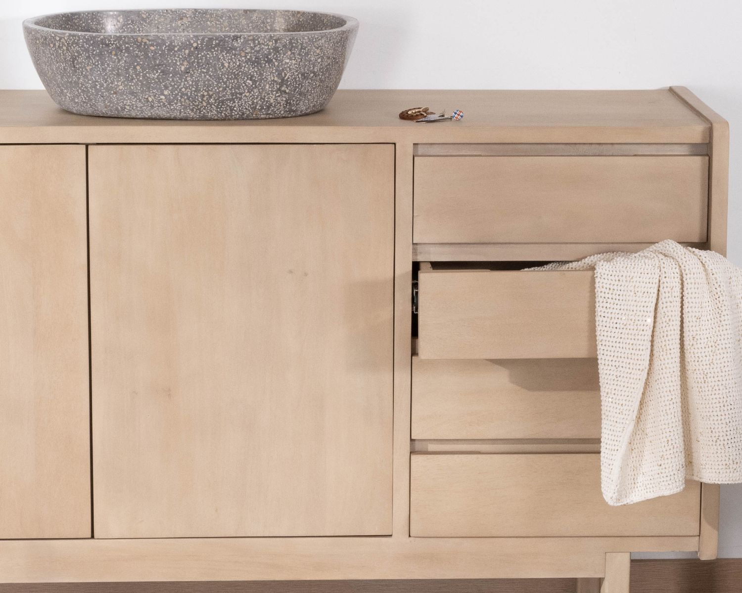 Meuble sous vasque 140 cm en manguier blanchi avec portes et tiroirs "Kahiko"