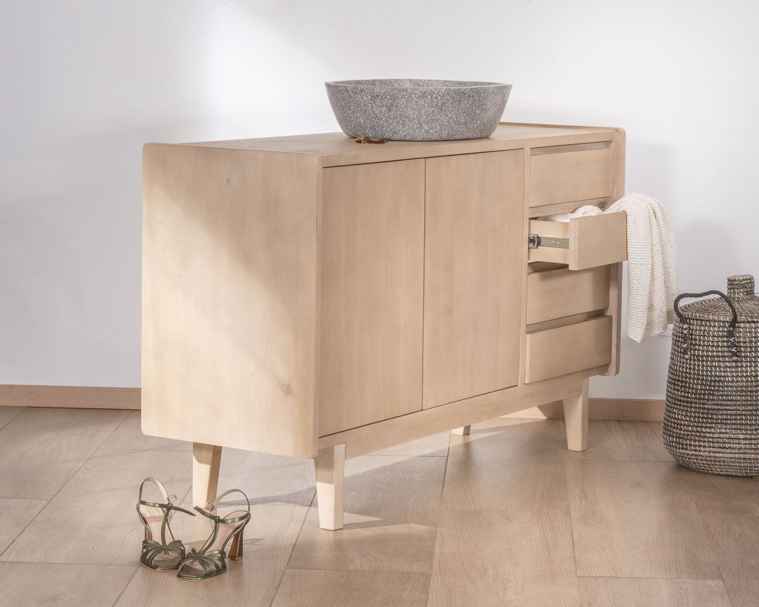 Meuble sous vasque 140 cm en manguier blanchi avec portes et tiroirs "Kahiko"