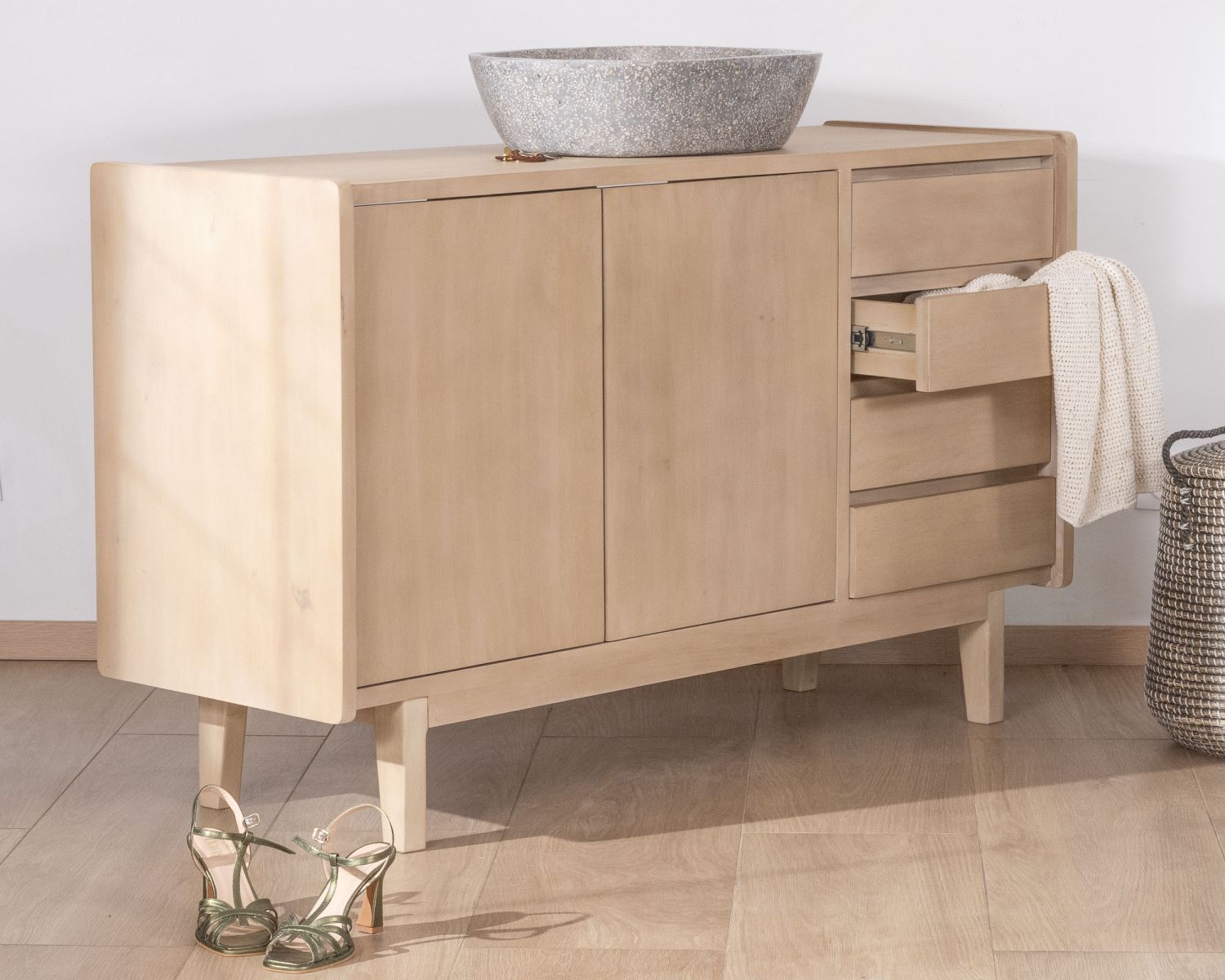 Meuble sous vasque 140 cm en manguier blanchi avec portes et tiroirs "Kahiko"