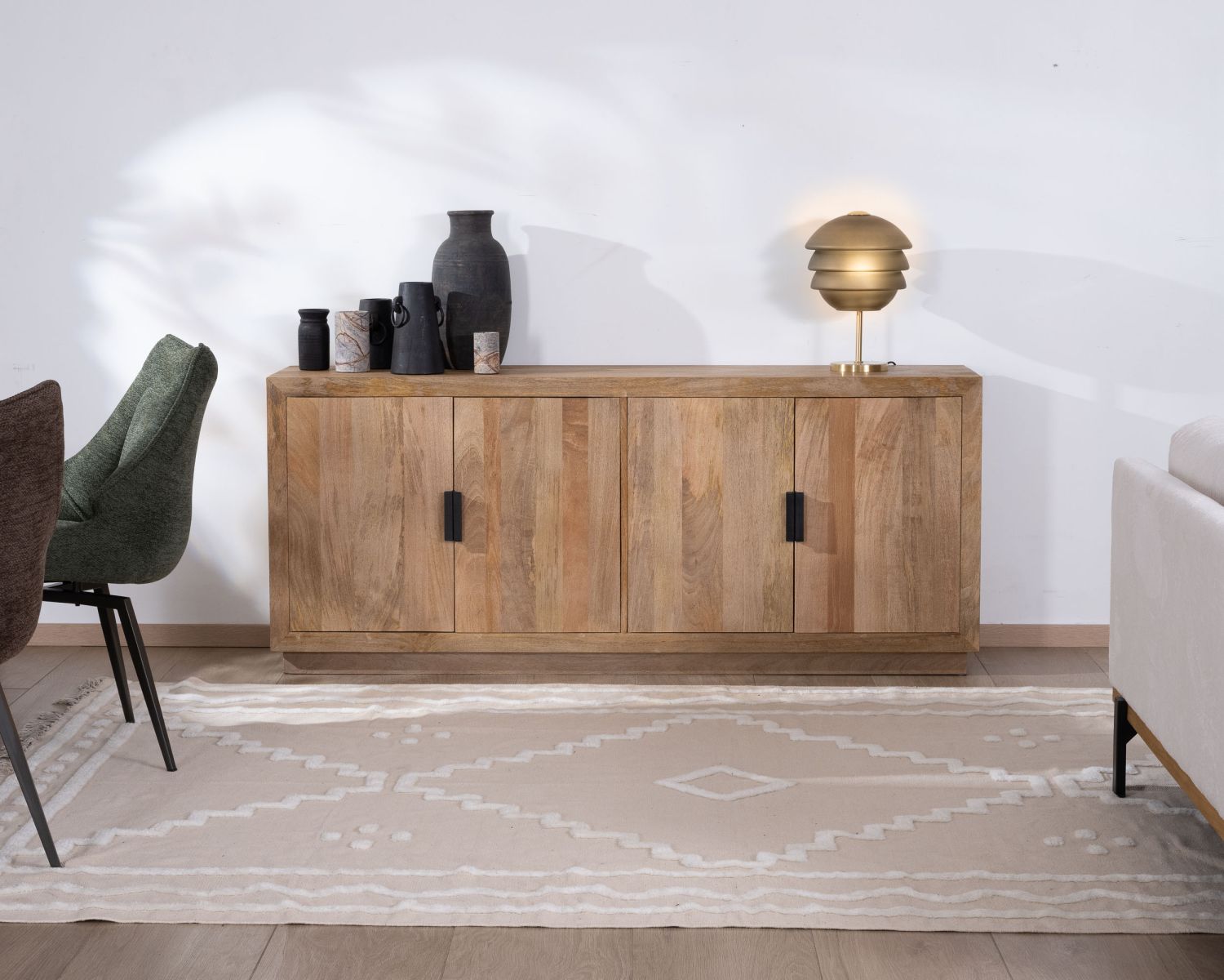 Enfilade 4 portes en manguier massif et poignée métal "Vikka"