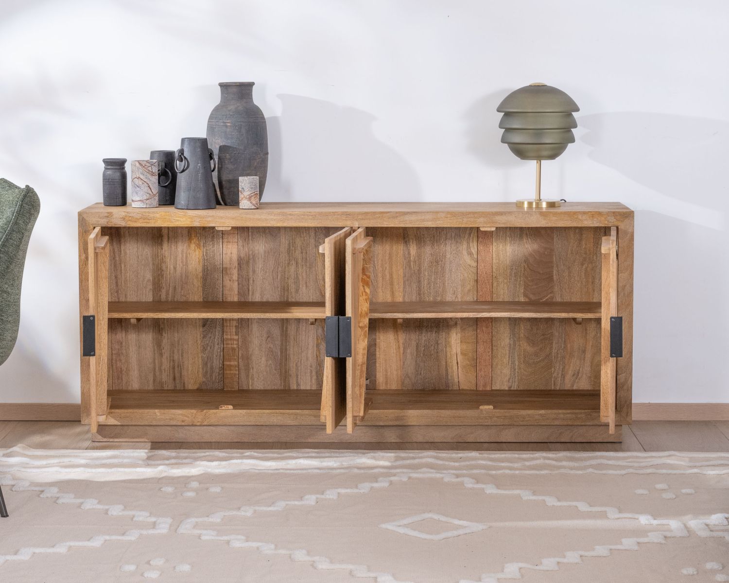 Enfilade 4 portes en manguier massif et poignée métal "Vikka"