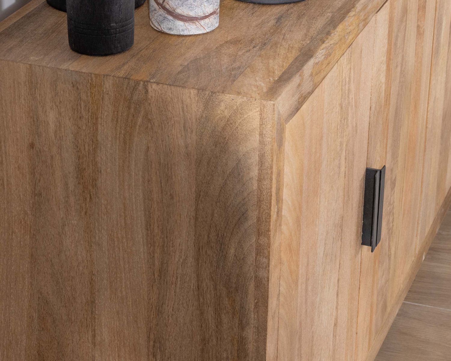 Enfilade 4 portes en manguier massif et poignée métal "Vikka"