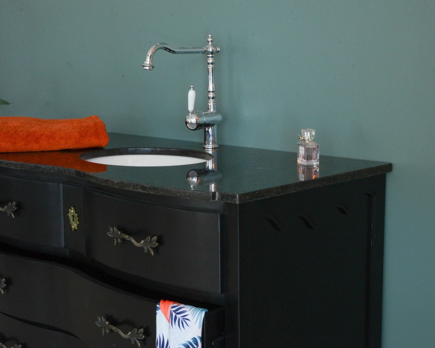 Meuble salle de bain en manguier noir et pierre tiroirs rétro style commode 