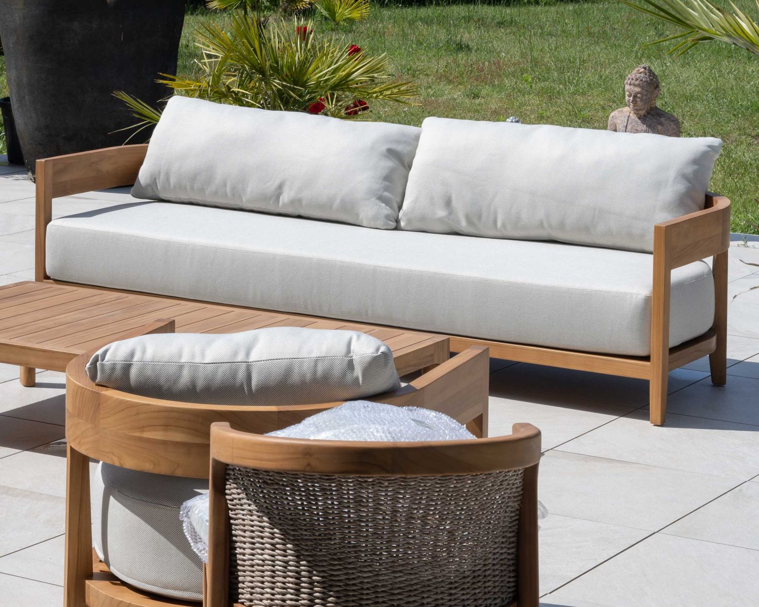 Salon de jardin teck naturel et tissu clair "Orchaise" ensemble canapé 3 places et fauteuils