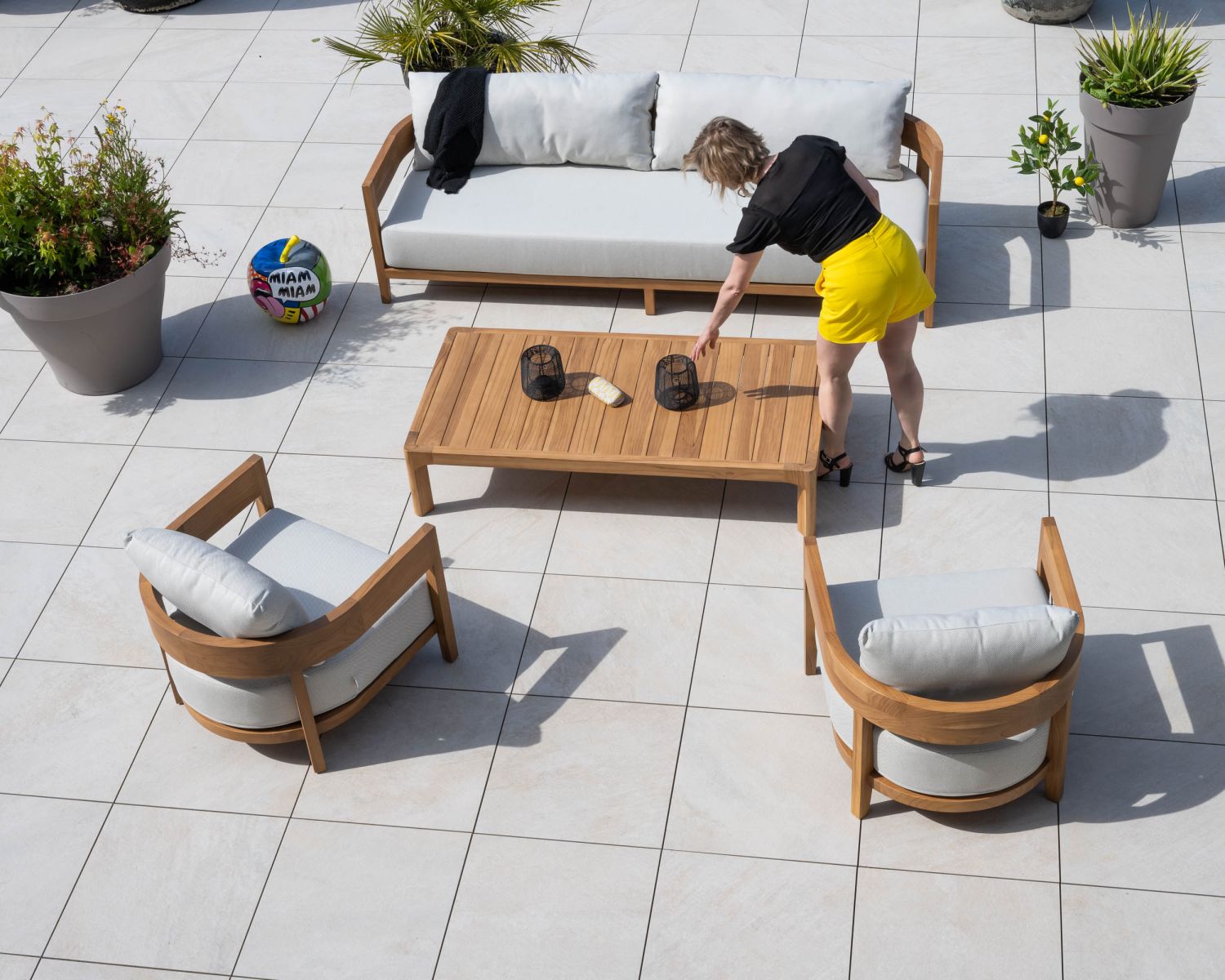 Salon de jardin teck naturel et tissu clair "Orchaise" ensemble canapé 3 places et fauteuils