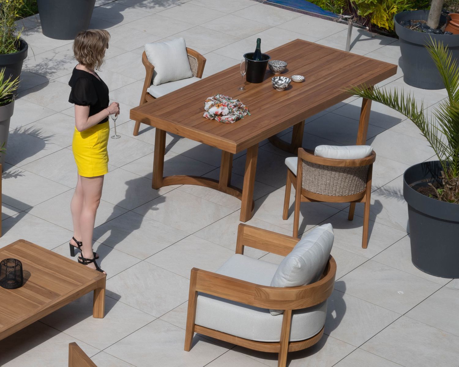Grande table de repas extérieure 240 cm en teck "Orchaise" finition naturelle