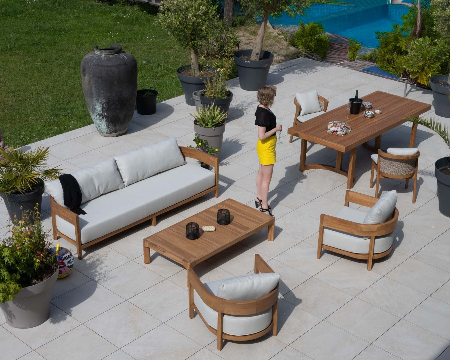 Grande table de repas extérieure 240 cm en teck "Orchaise" finition naturelle