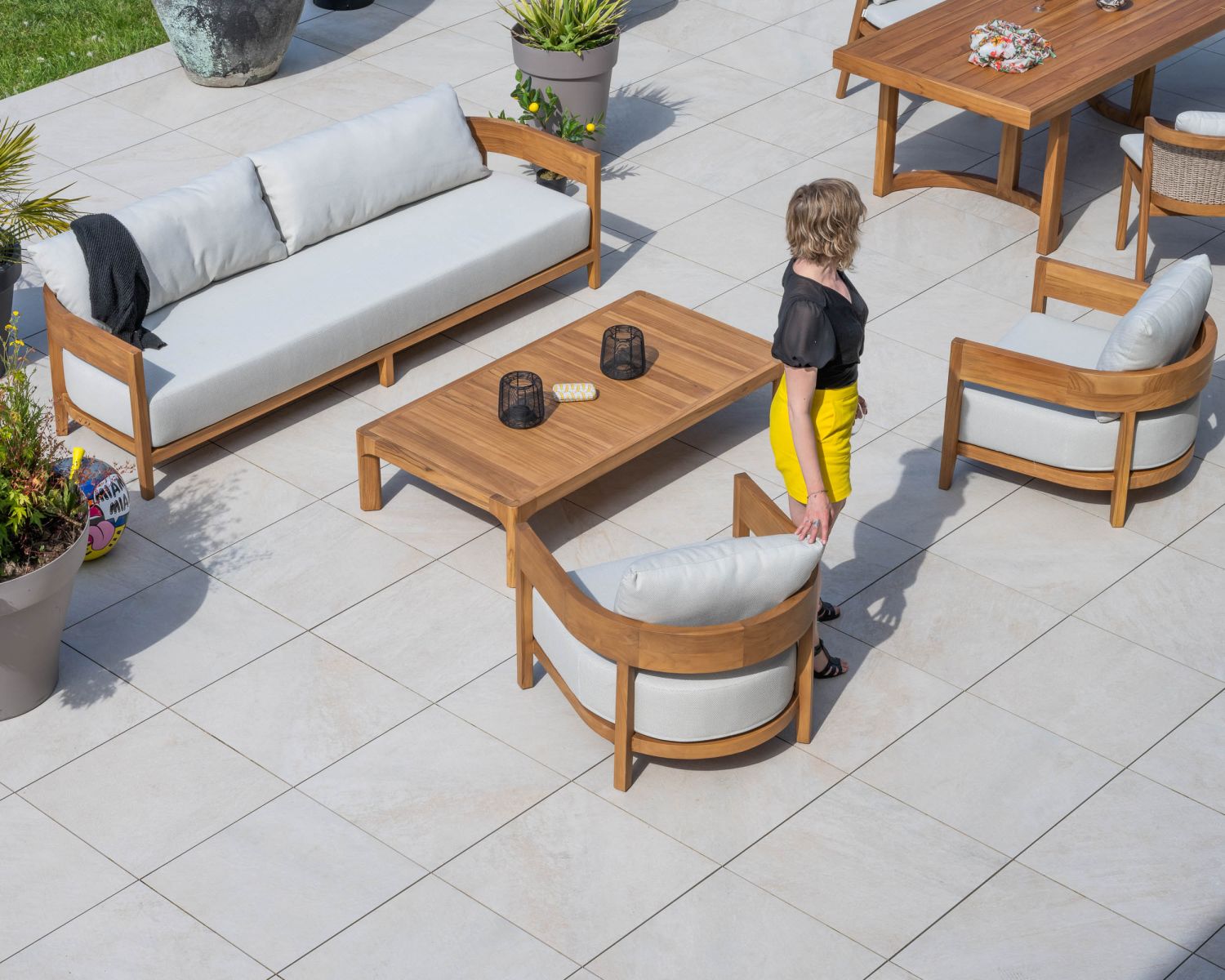 Salon de jardin teck naturel et tissu clair "Orchaise" ensemble canapé 3 places et fauteuils