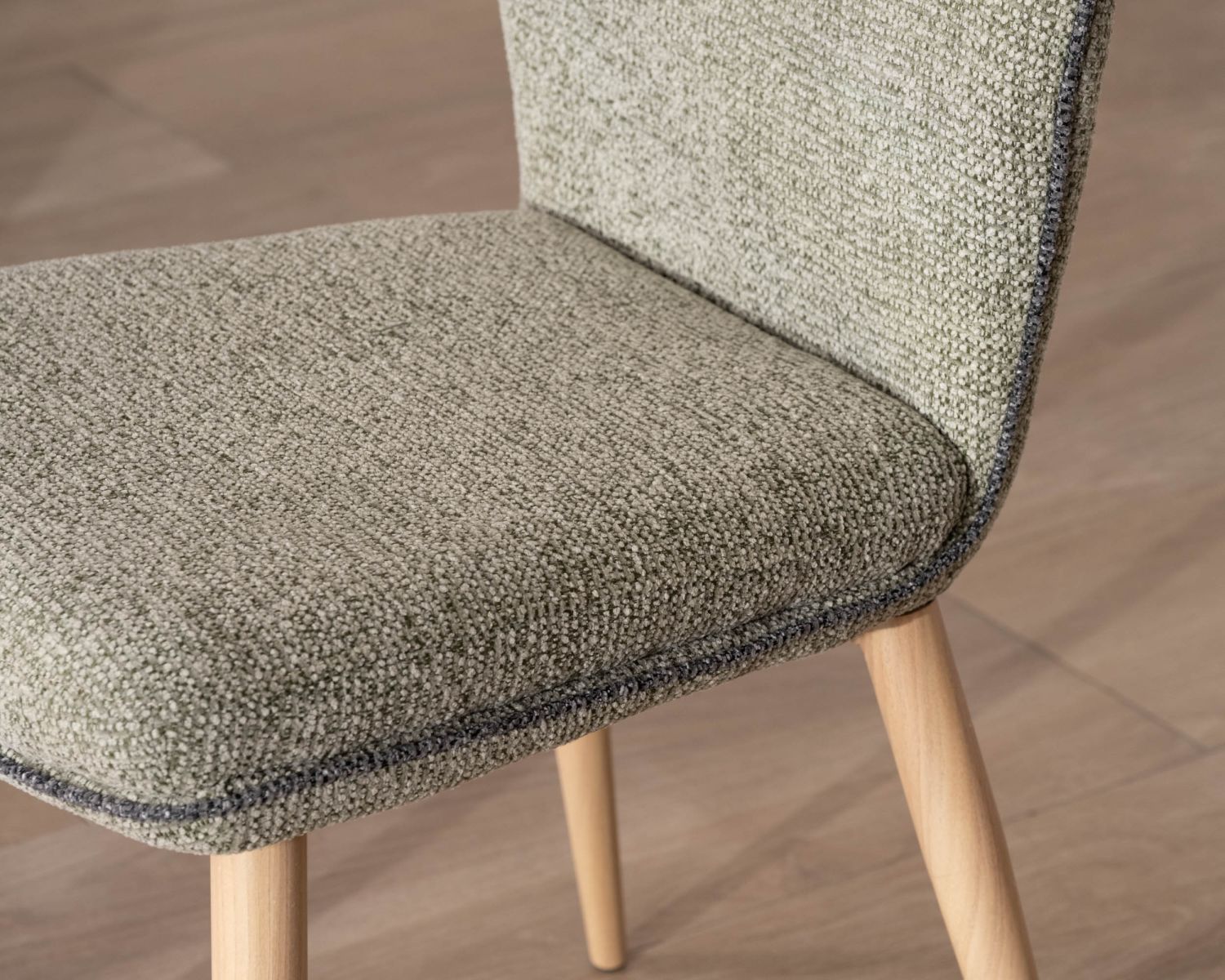 Chaise design chic et contemporain en tissu waterproof vert jade "Osmo" 