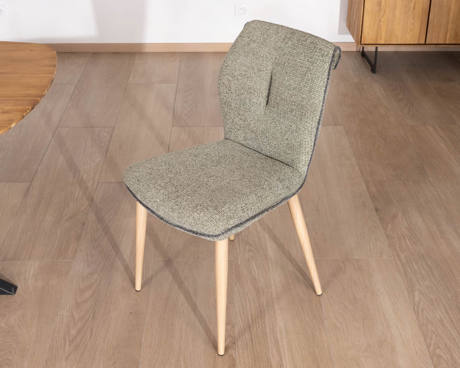 Chaise design chic et contemporain en tissu waterproof vert jade "Osmo" 