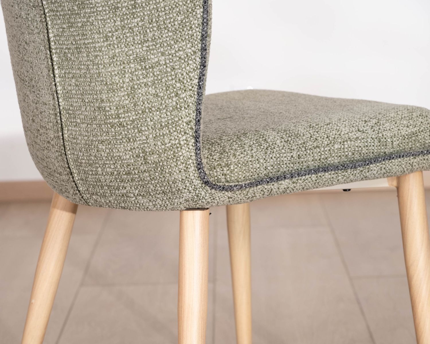 Chaise design chic et contemporain en tissu waterproof vert jade "Osmo" 