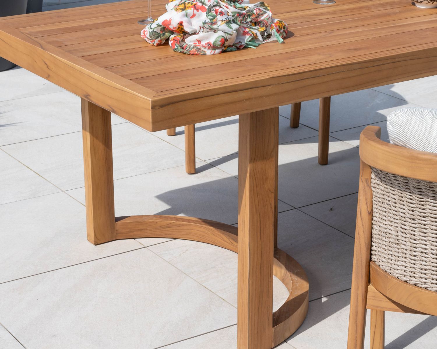 Grande table de repas extérieure 240 cm en teck "Orchaise" finition naturelle