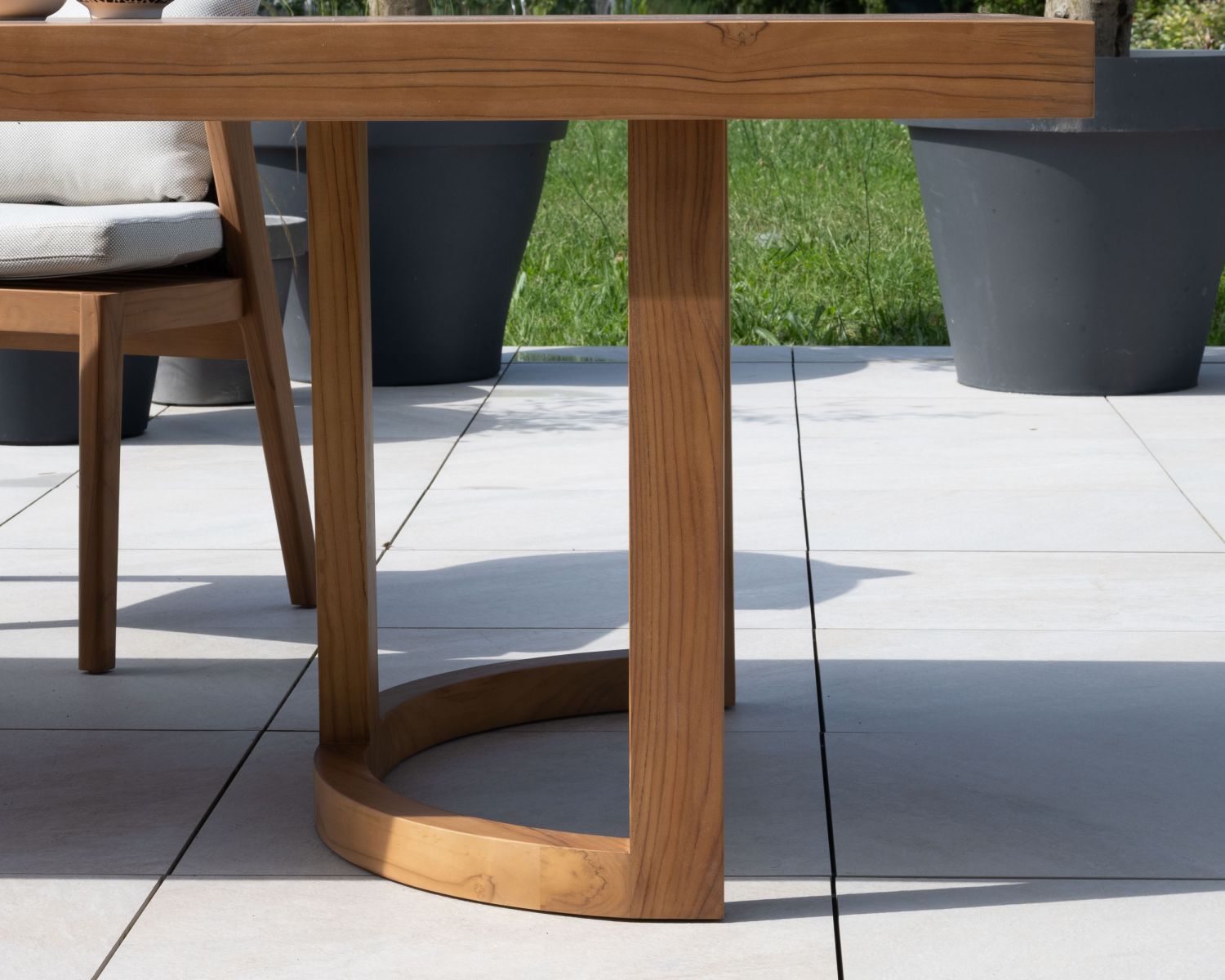 Grande table de repas extérieure 240 cm en teck "Orchaise" finition naturelle
