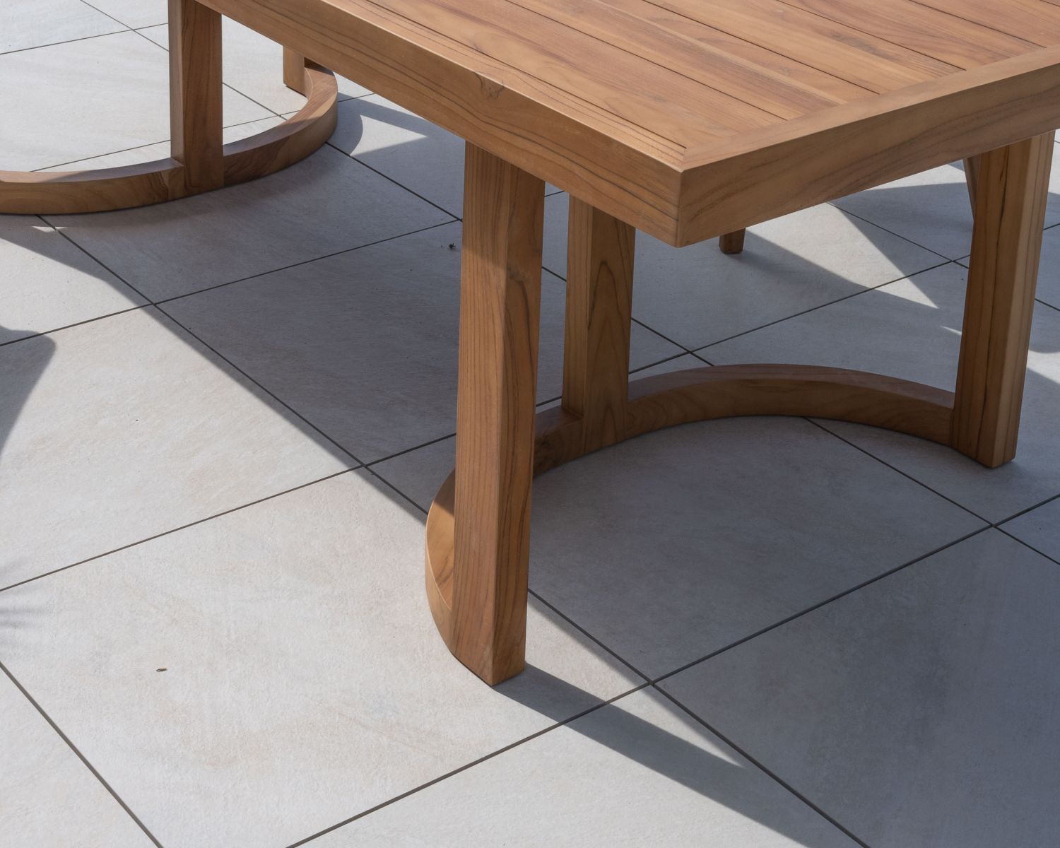 Grande table de repas extérieure 240 cm en teck "Orchaise" finition naturelle