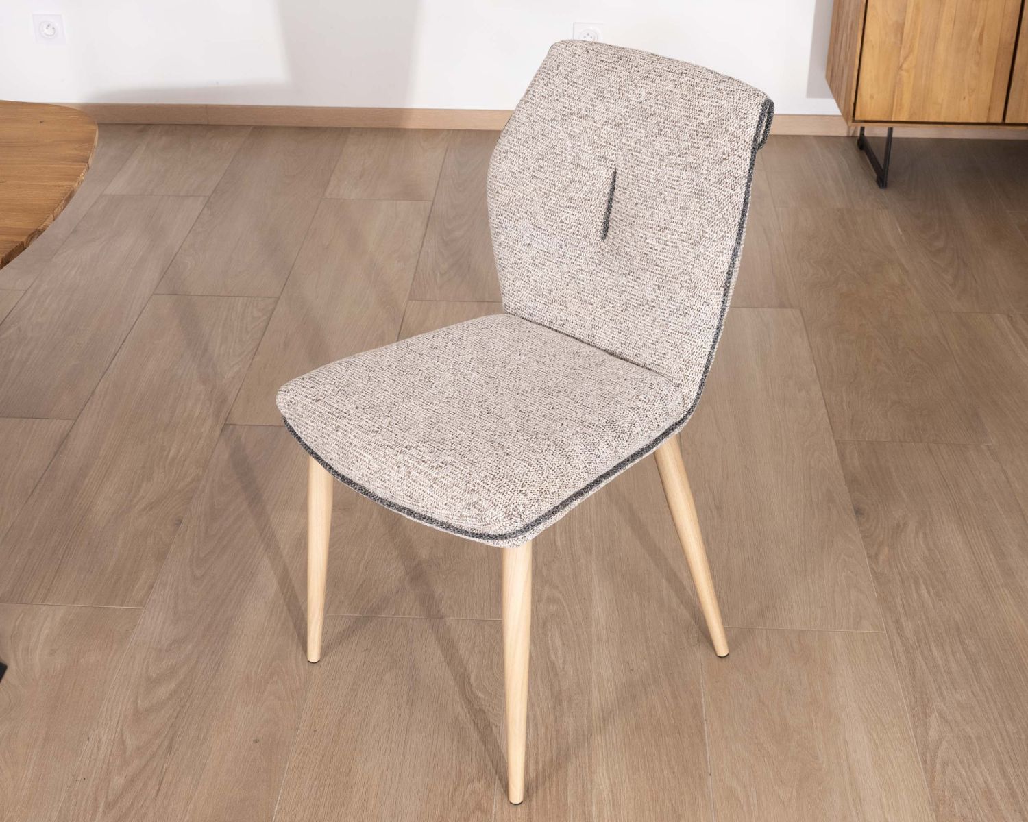Chaise de repas chic et confortable "Osmo" tissu waterproof tramé beige