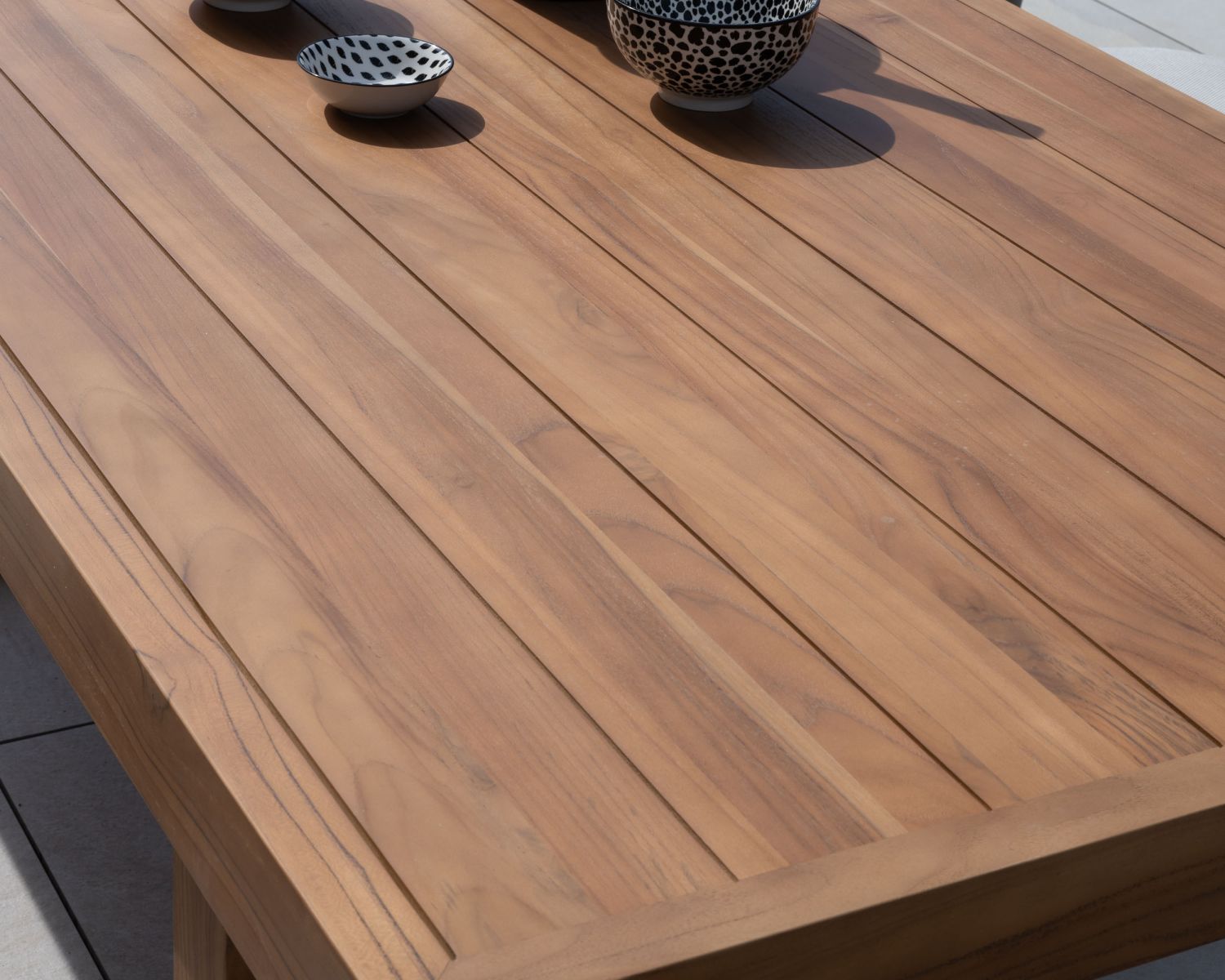 Grande table de repas extérieure 240 cm en teck "Orchaise" finition naturelle