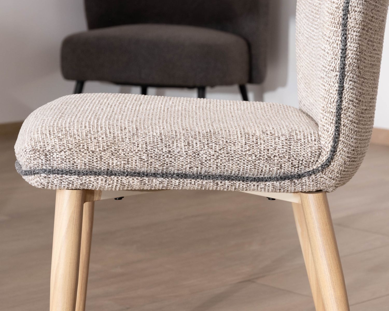 Chaise de repas chic et confortable "Osmo" tissu waterproof tramé beige