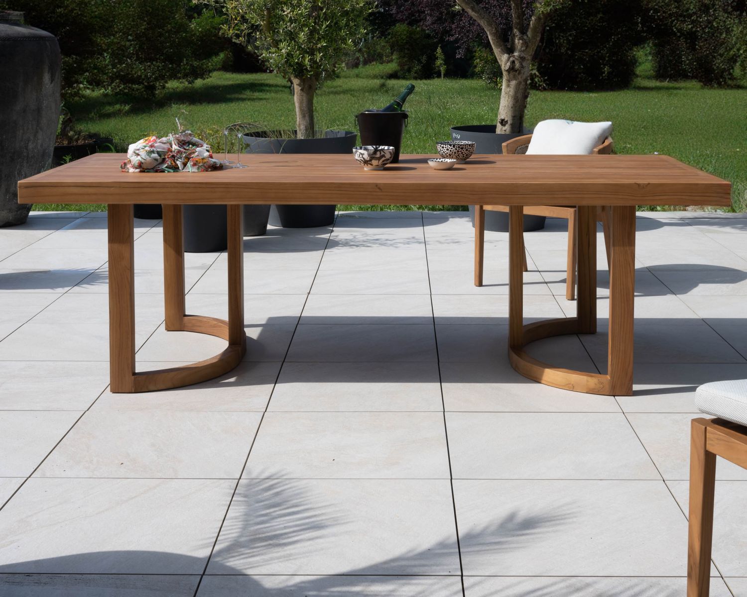 Grande table de repas extérieure 240 cm en teck "Orchaise" finition naturelle