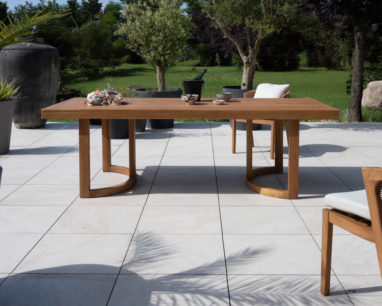 Grande table de repas extérieure 240 cm en teck "Orchaise" finition naturelle