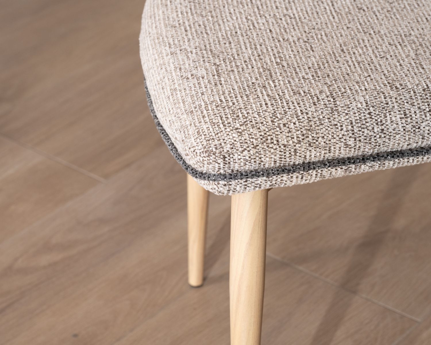 Chaise de repas chic et confortable "Osmo" tissu waterproof tramé beige
