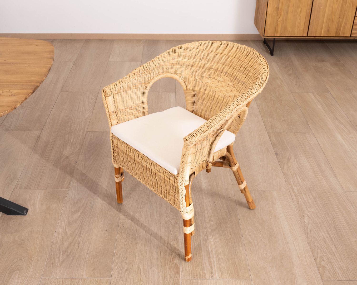 Elégant petit fauteuil en rotin tressé avec assise tissu "Noho"
