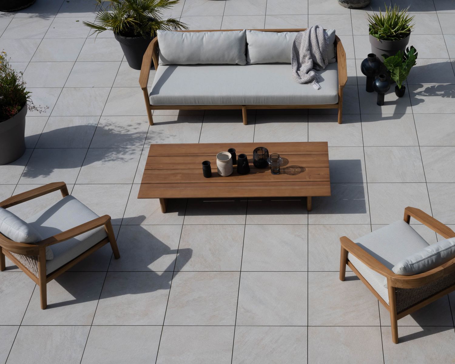 Table basse rectangulaire style épuré en teck finition naturelle "Orchaise"