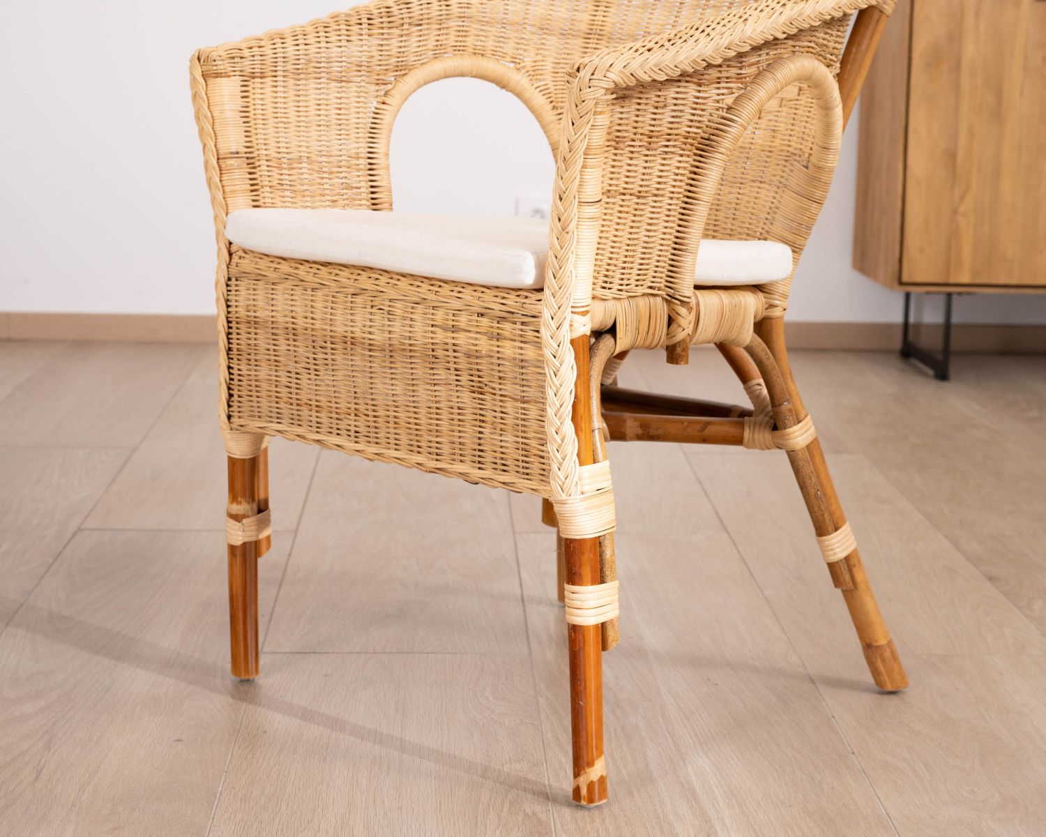 Elégant petit fauteuil en rotin tressé avec assise tissu "Noho"