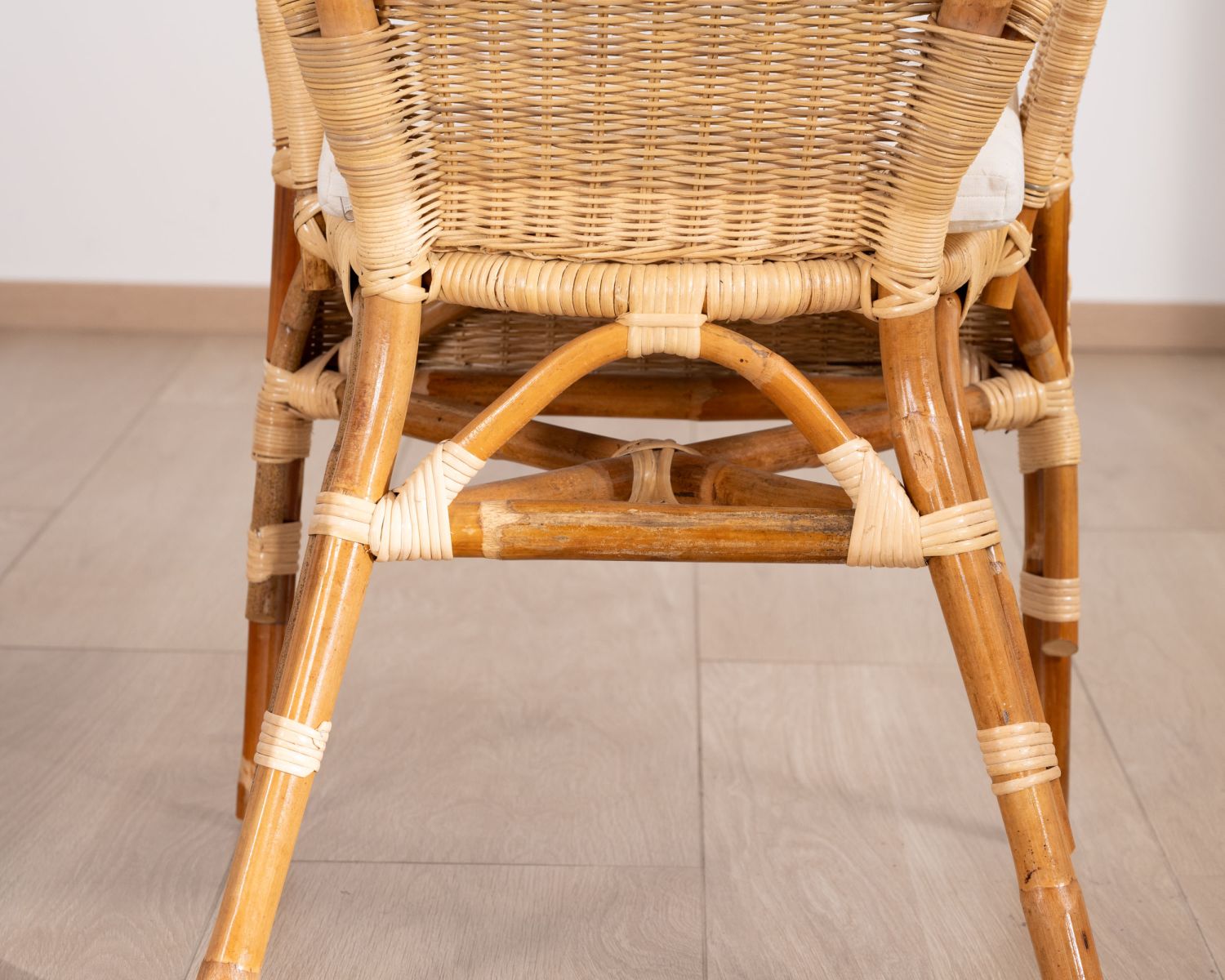 Elégant petit fauteuil en rotin tressé avec assise tissu "Noho"