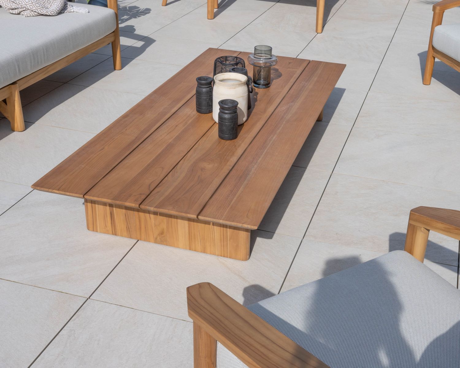 Table basse rectangulaire style épuré en teck finition naturelle "Orchaise"