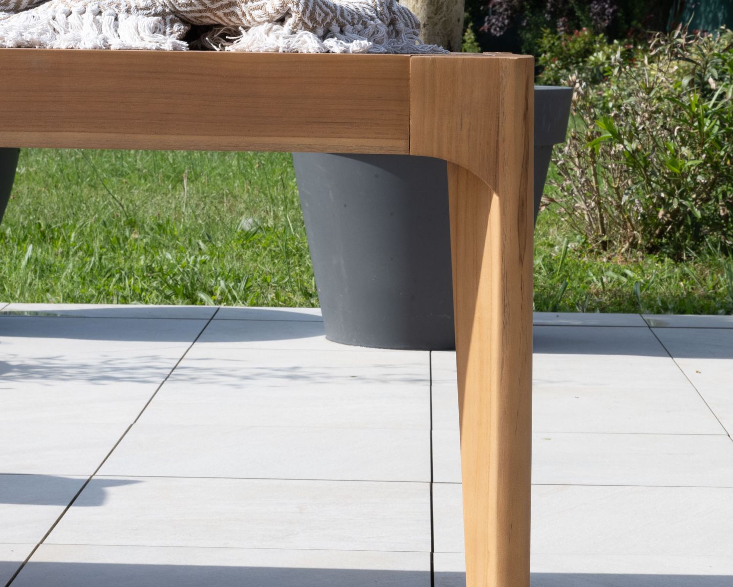 Table de jardin rectangulaire 240cm en teck naturel "Venise"