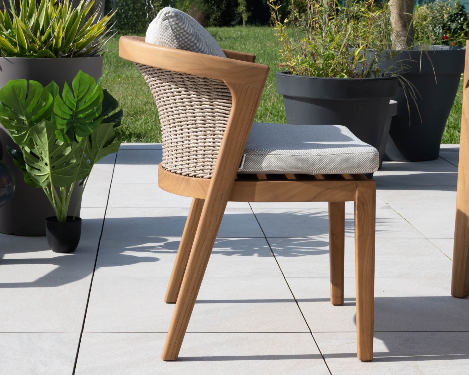Chaise d'extérieur haut de gamme et design en teck avec coussins écru chiné "Venise"
