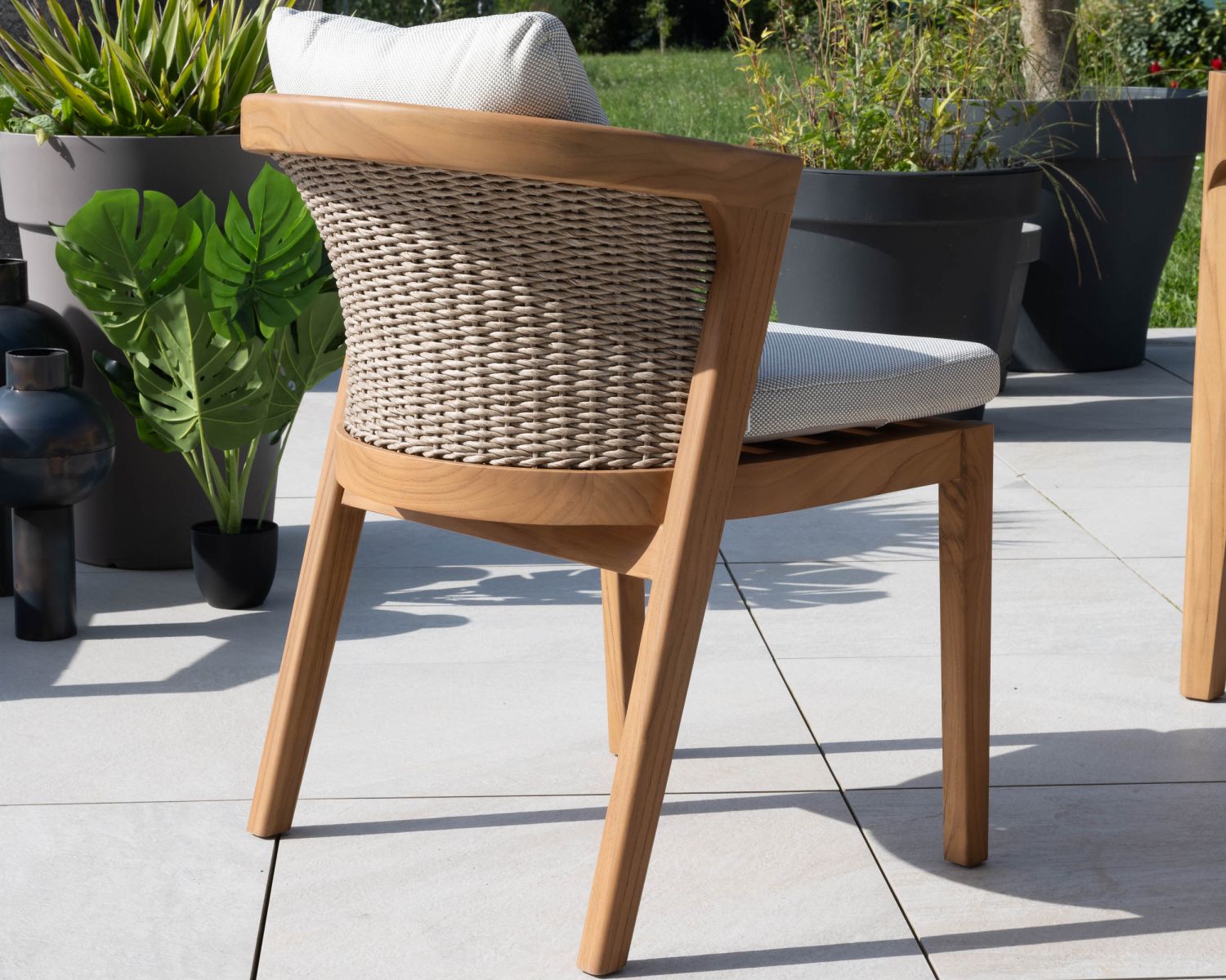 Chaise d'extérieur haut de gamme et design en teck avec coussins écru chiné "Venise"