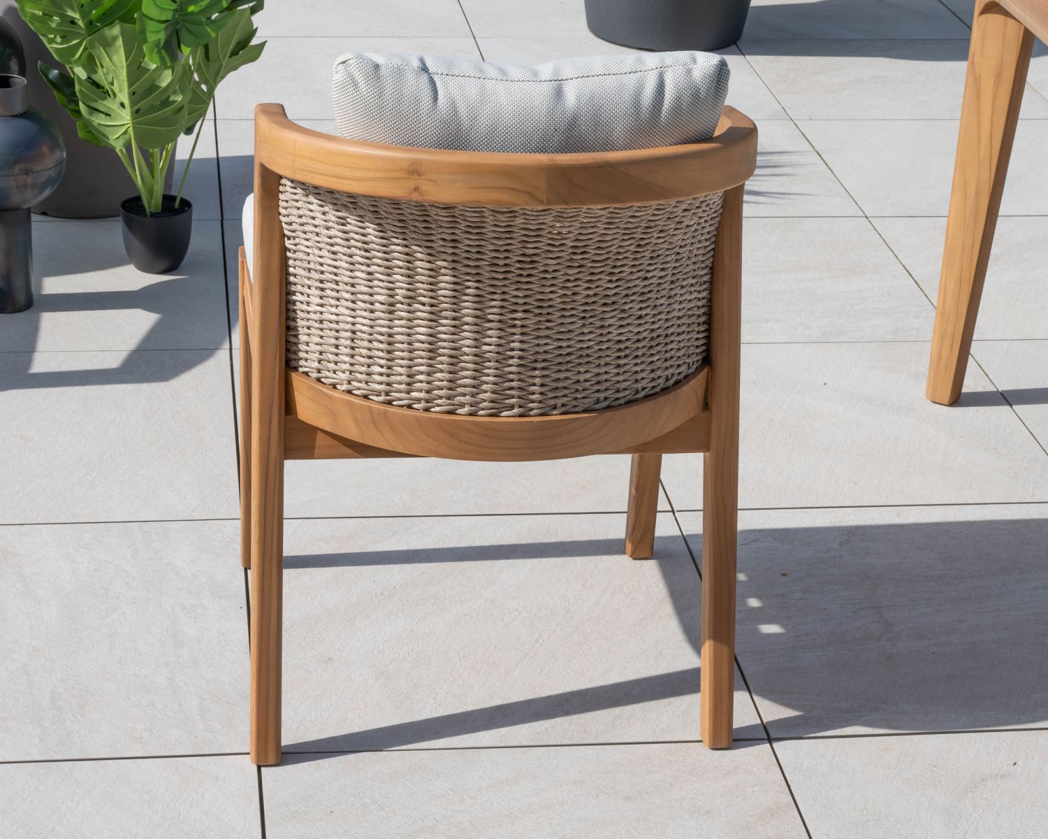 Chaise d'extérieur haut de gamme et design en teck avec coussins écru chiné "Venise"