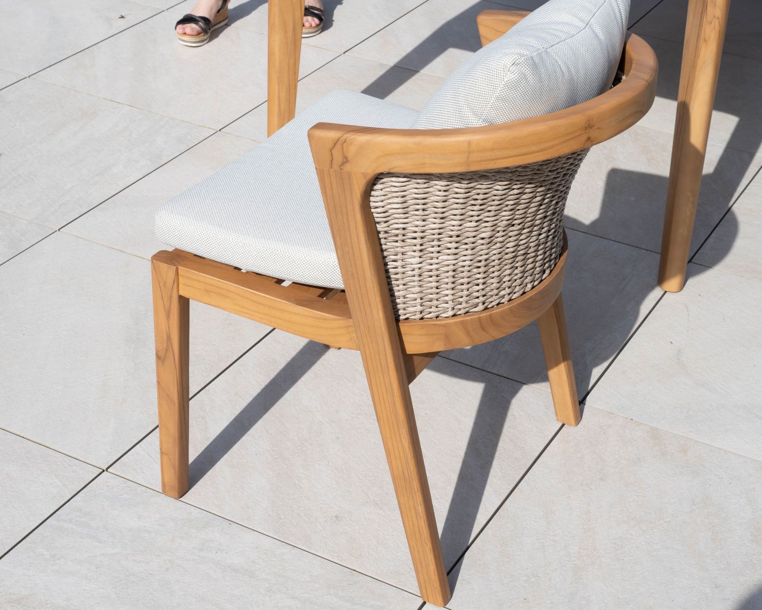 Chaise d'extérieur haut de gamme et design en teck avec coussins écru chiné "Venise"