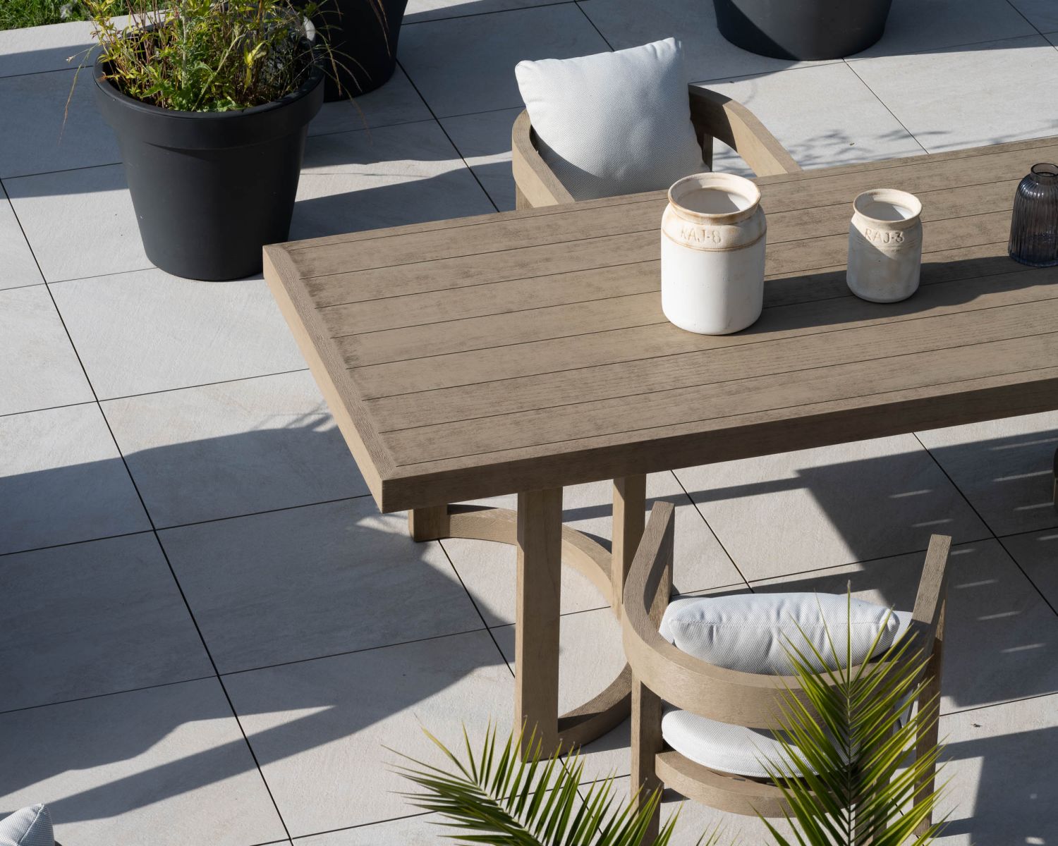 Grande table de repas extérieure 240 cm en teck "Blois" finition grisée