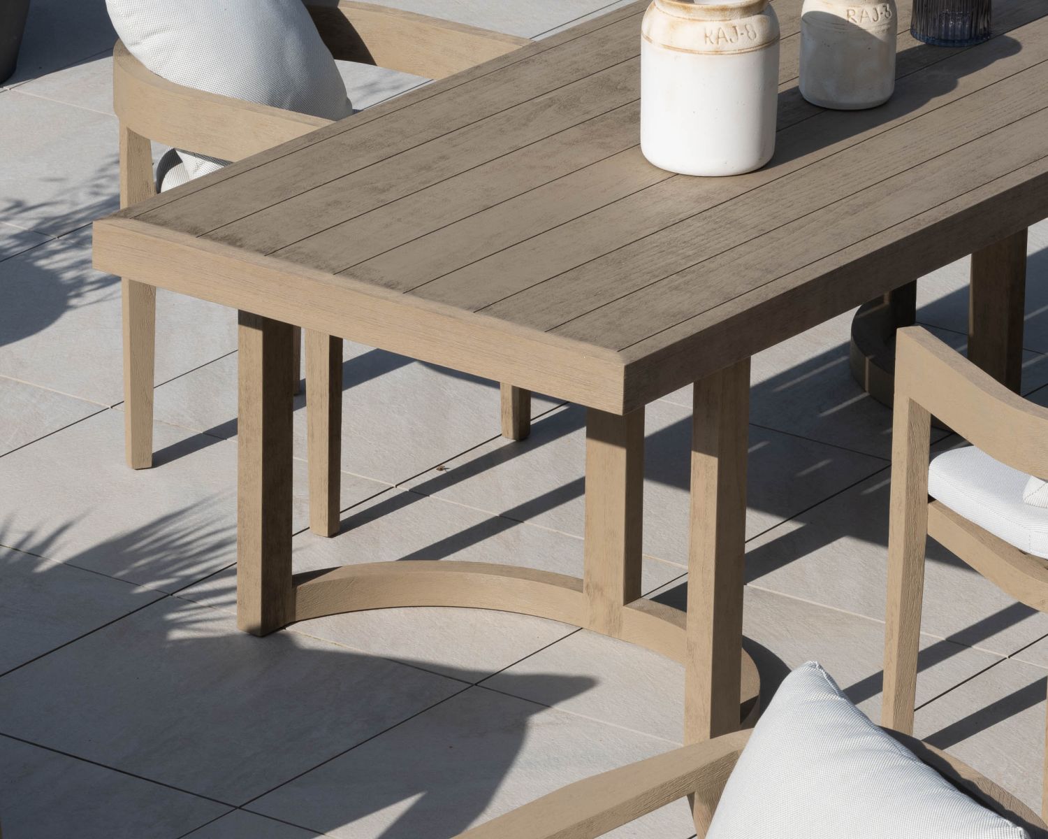 Grande table de repas extérieure 240 cm en teck "Blois" finition grisée