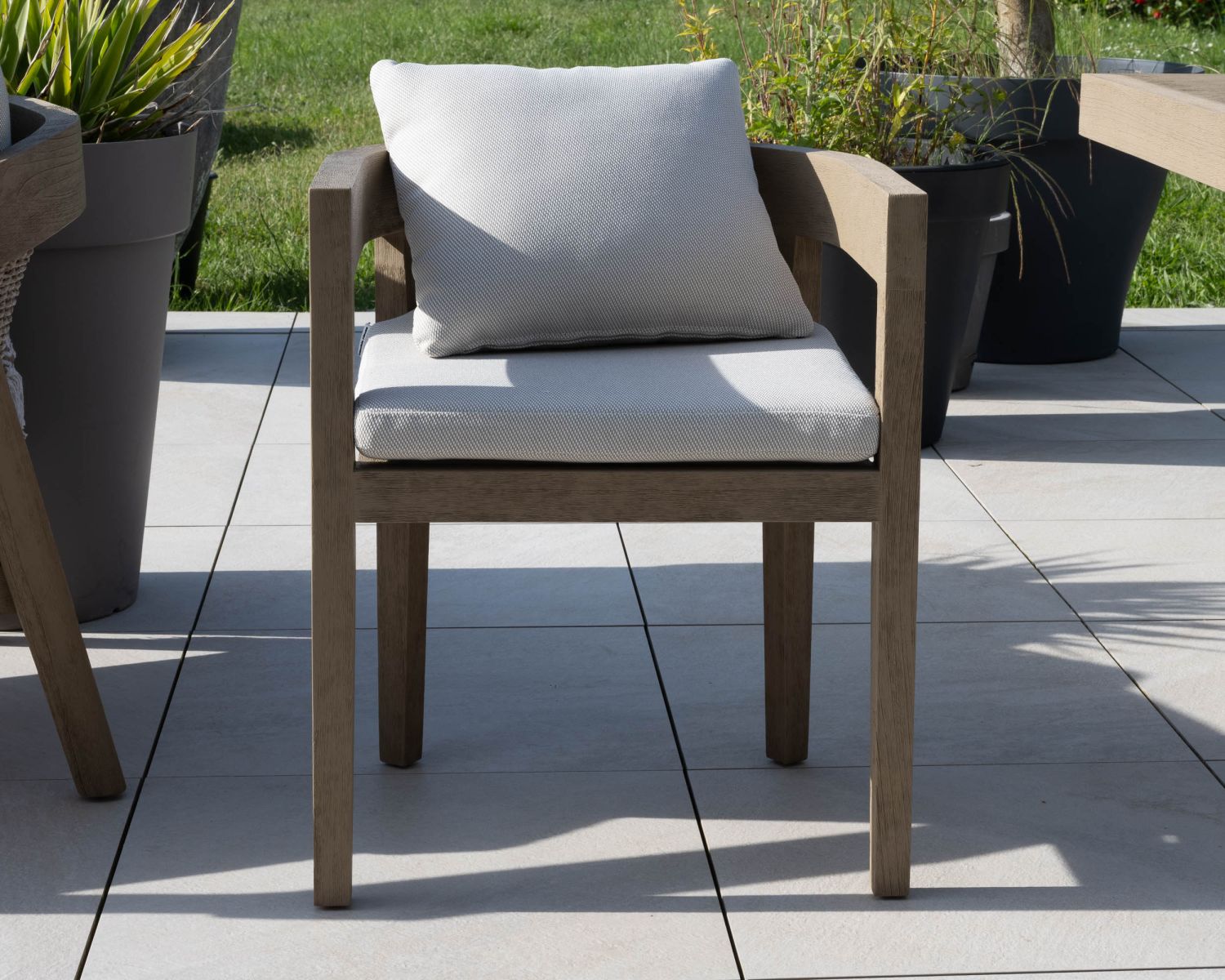 Chaise de repas extérieure haut de gamme en teck "Blois" finition grisée