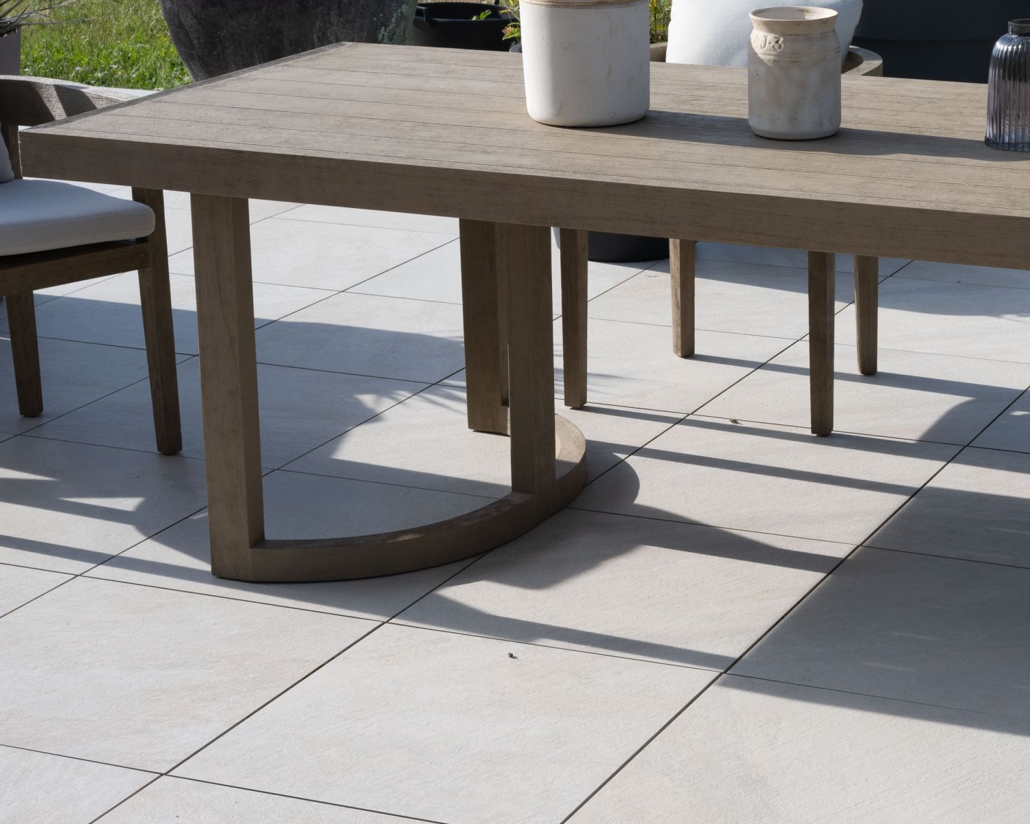 Grande table de repas extérieure 240 cm en teck "Blois" finition grisée