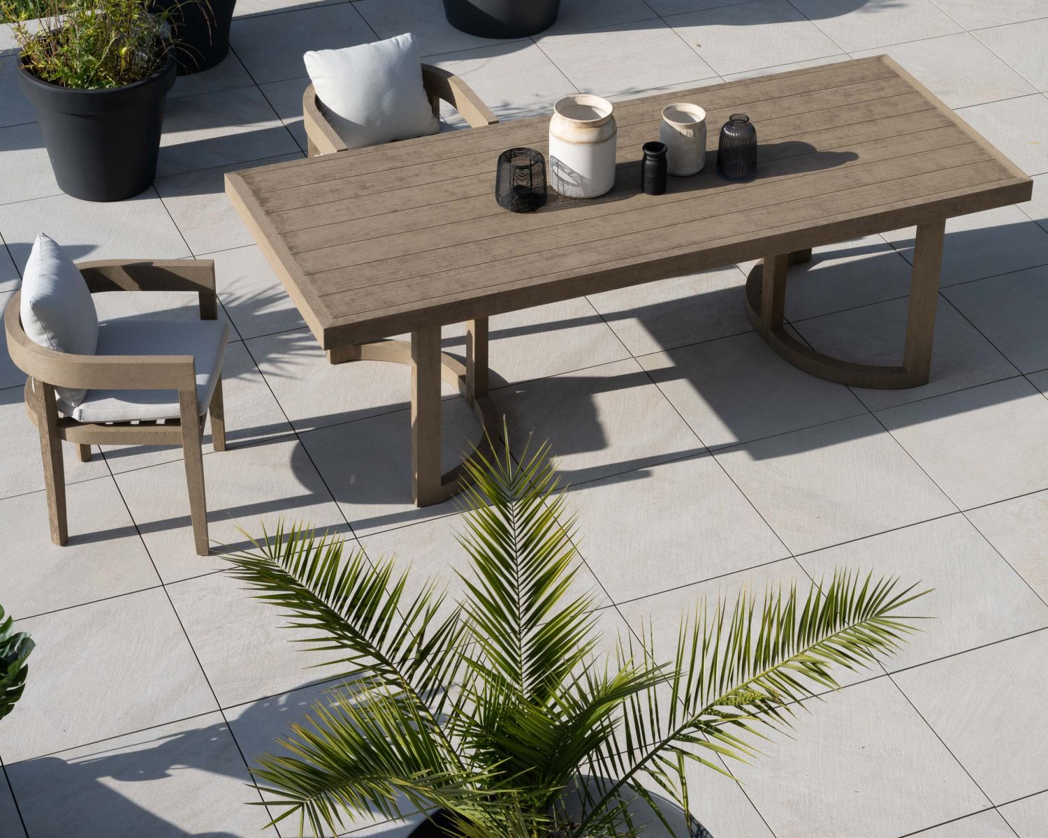 Grande table de repas extérieure 240 cm en teck "Blois" finition grisée