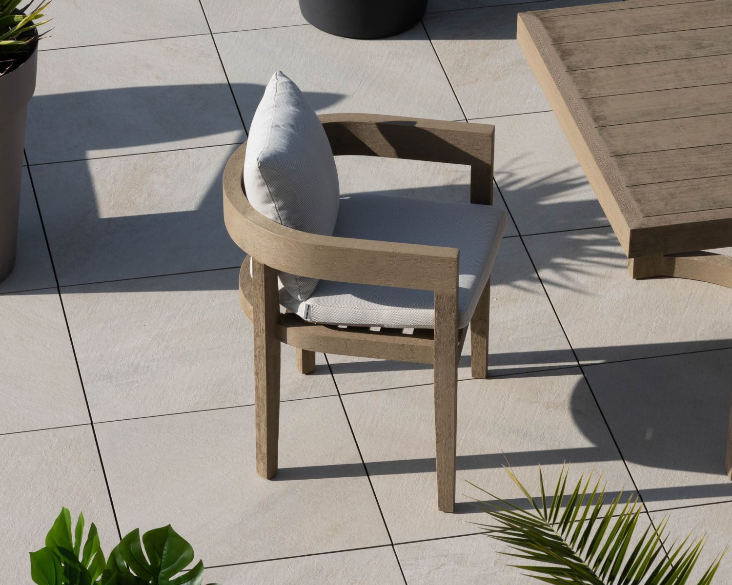 Chaise de repas extérieure haut de gamme en teck "Blois" finition grisée