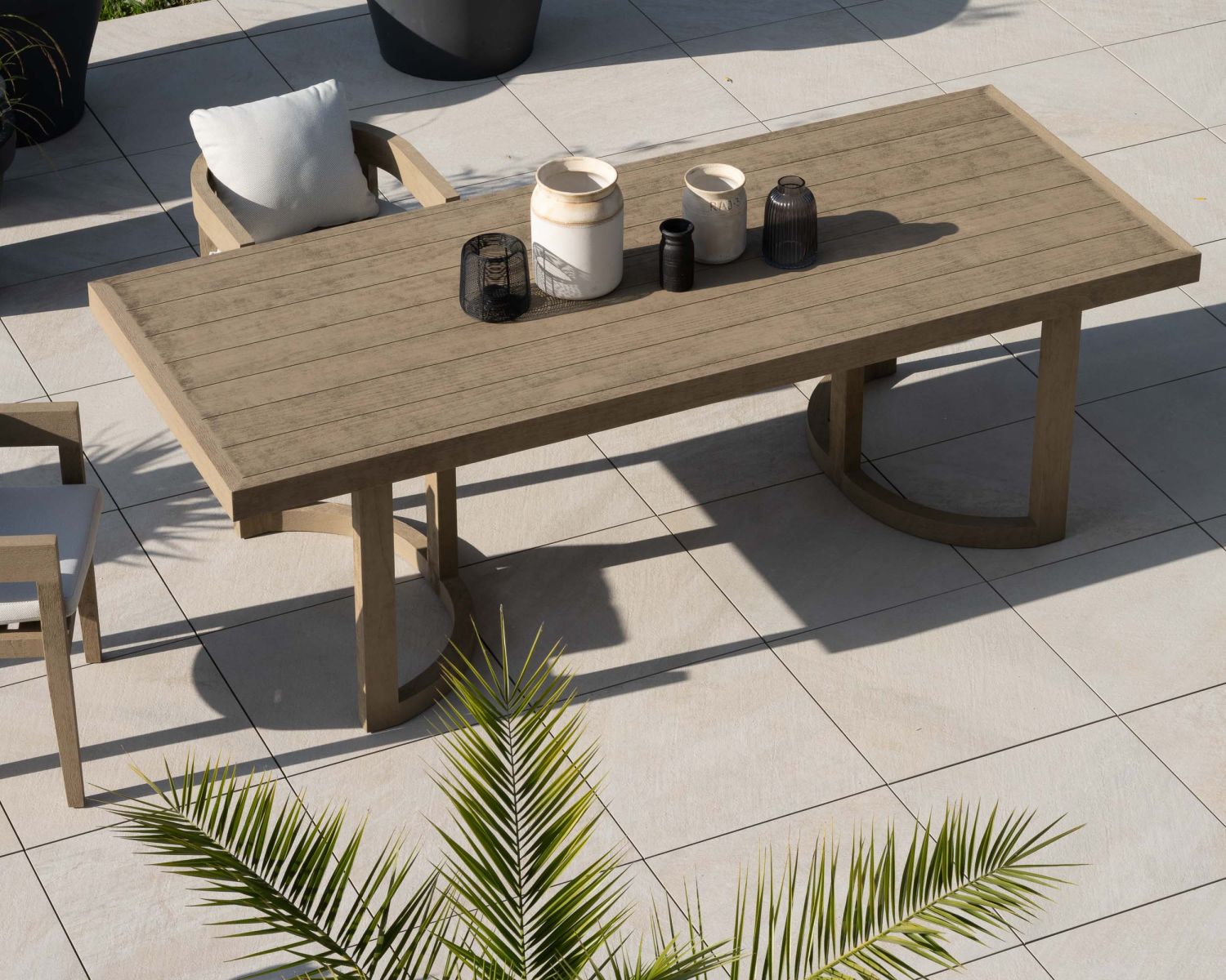 Grande table de repas extérieure 240 cm en teck "Blois" finition grisée