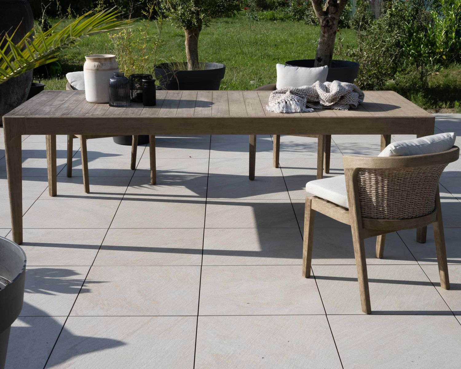 Table de repas spécial outdoor 240cm en teck finition sablée et grisée "Vérone"