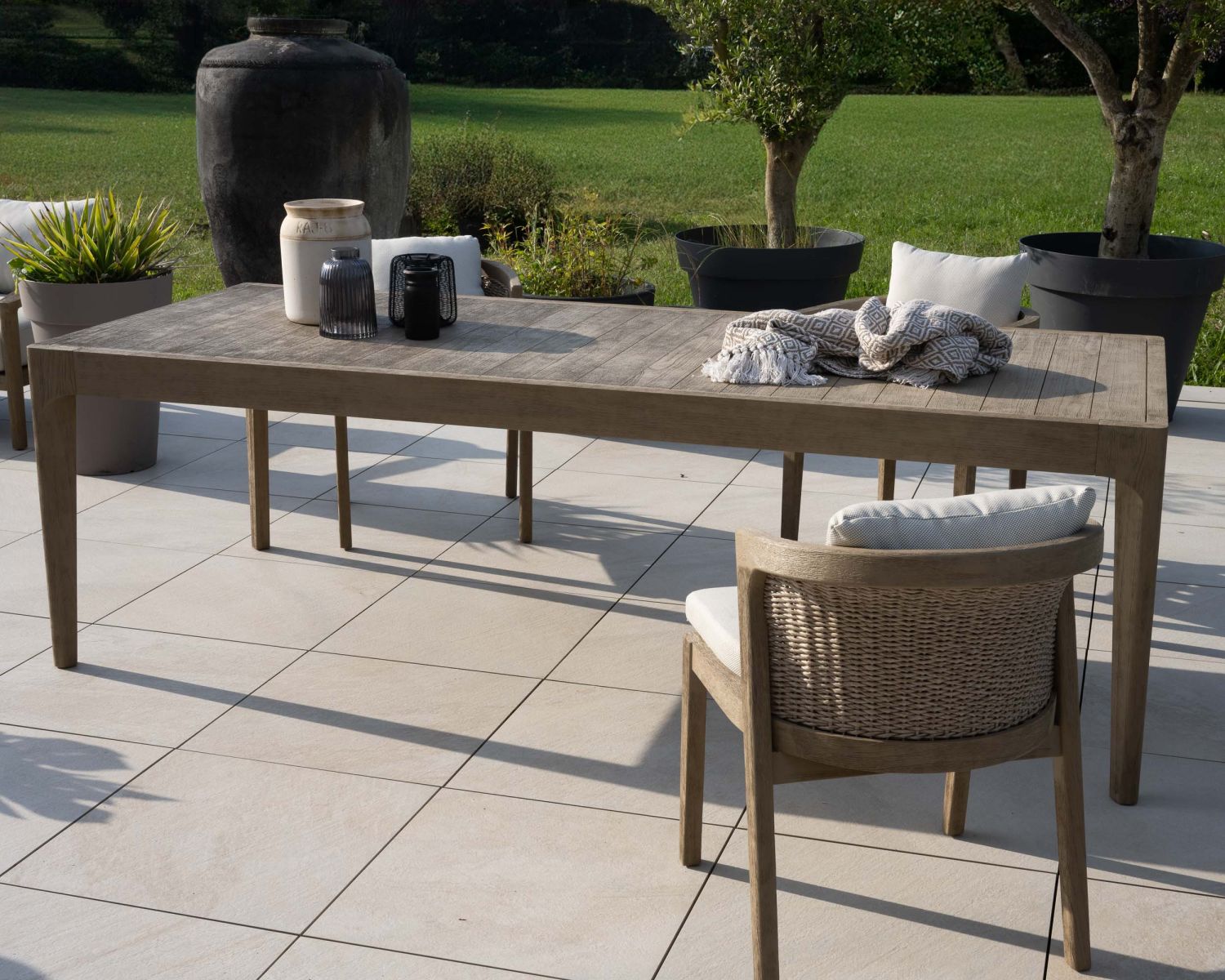 Chaise de repas confortable et haut de gamme en teck sablé avec coussins beiges "Vérone"