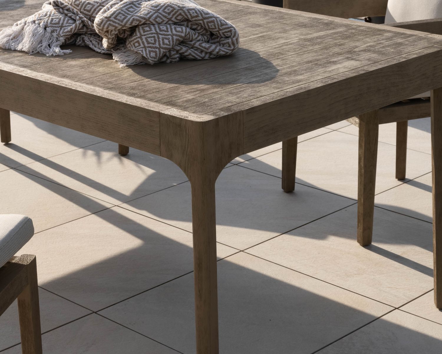 Table de repas spécial outdoor 240cm en teck finition sablée et grisée "Vérone"