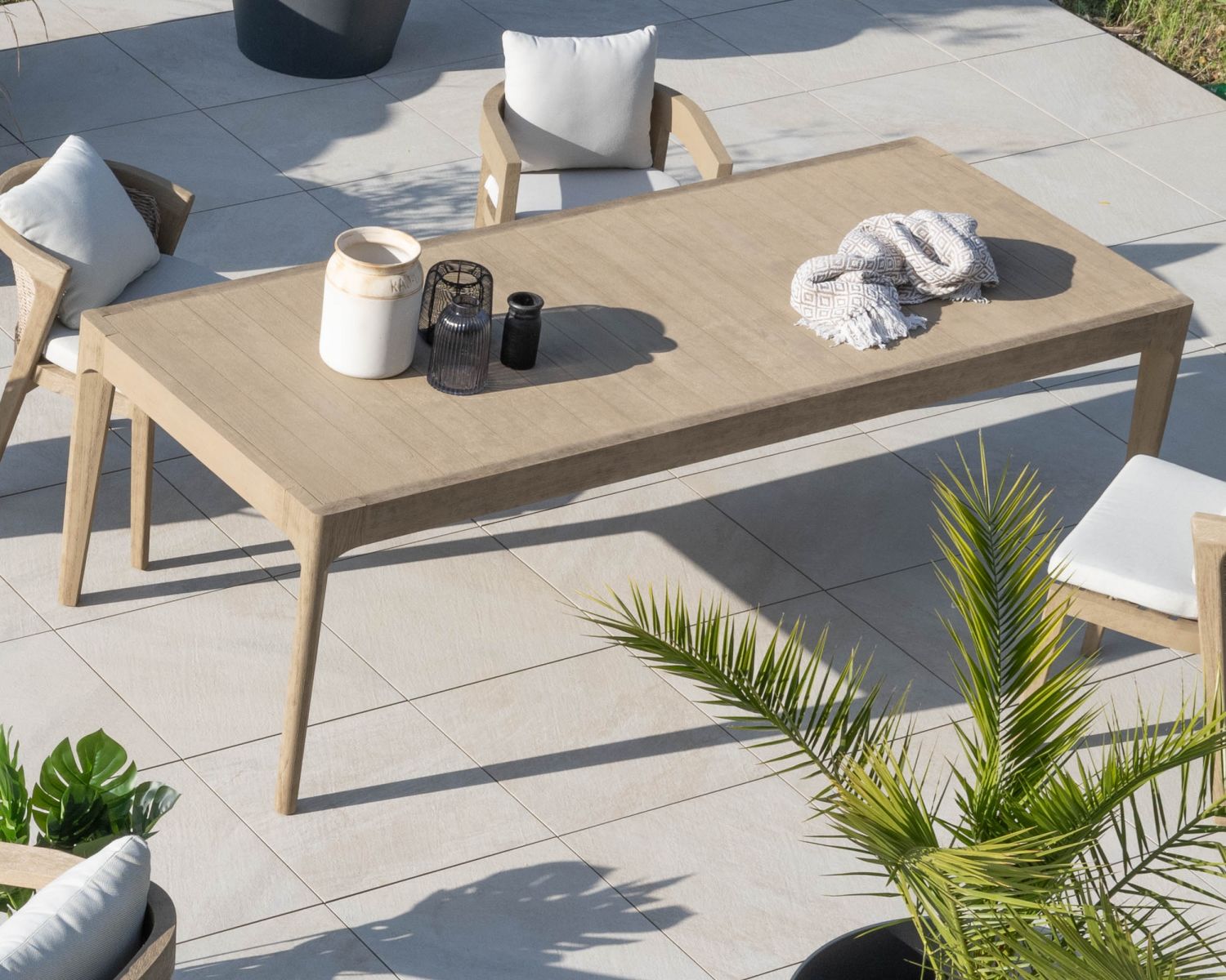 Table de repas spécial outdoor 240cm en teck finition sablée et grisée "Vérone"