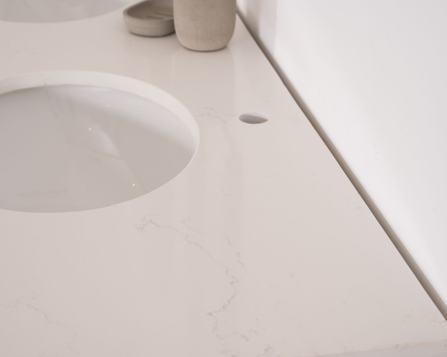 Meuble de salle de bain deux vasques bois et quartz 150cm "Églantine"