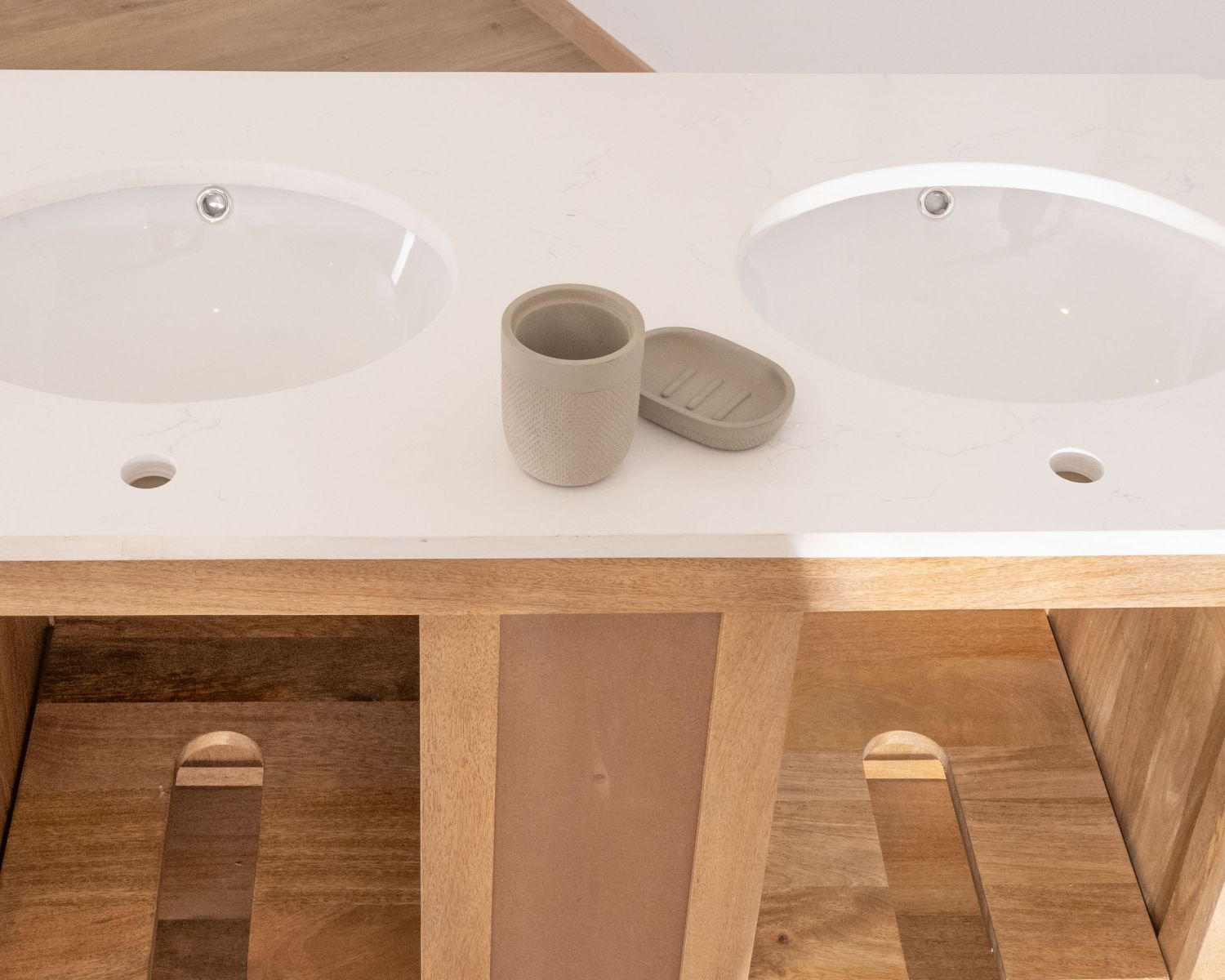 Meuble de salle de bain deux vasques bois et quartz 150cm "Églantine"