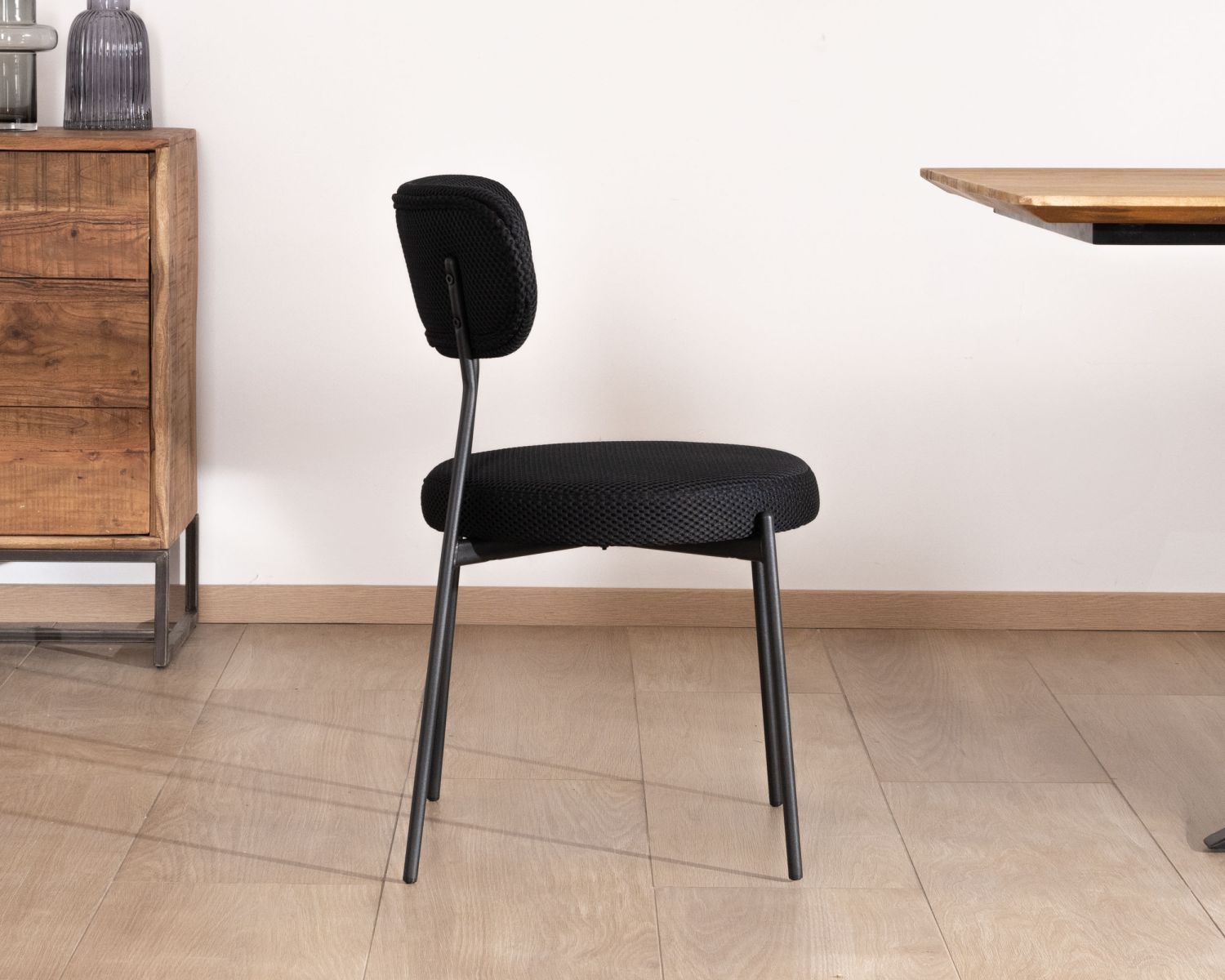 Lot de 2 chaises de repas style rétro en tissu noir et pieds métal "Lato"