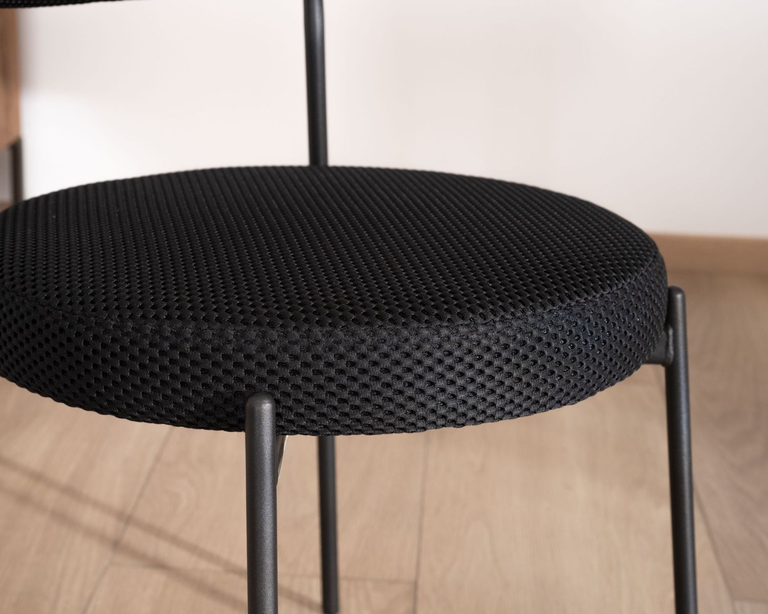 Lot de 2 chaises de repas style rétro en tissu noir et pieds métal "Lato"